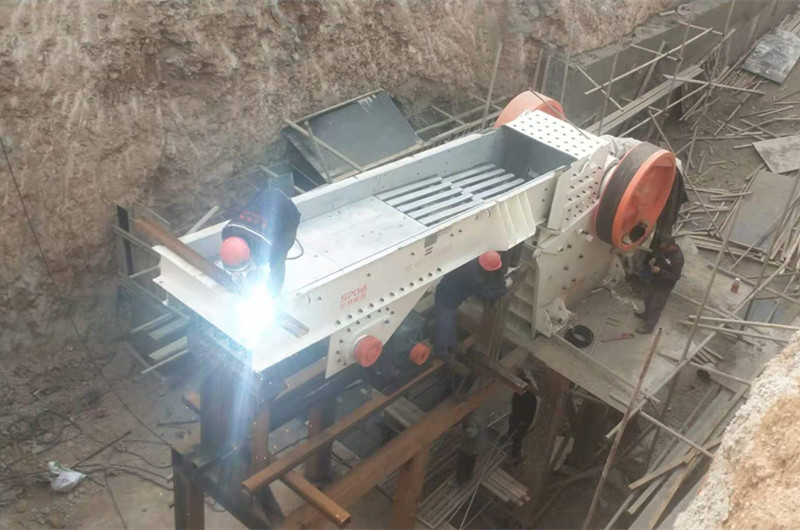 顎式破碎機(jī)、給料機(jī)安裝現(xiàn)場