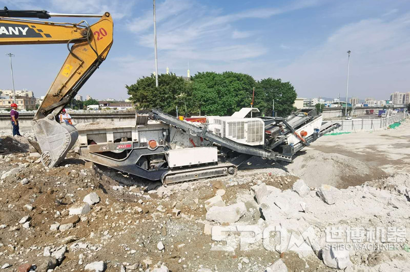 大型建筑廢料粉碎機，履帶式移動破碎站粉碎建筑垃圾現(xiàn)場圖