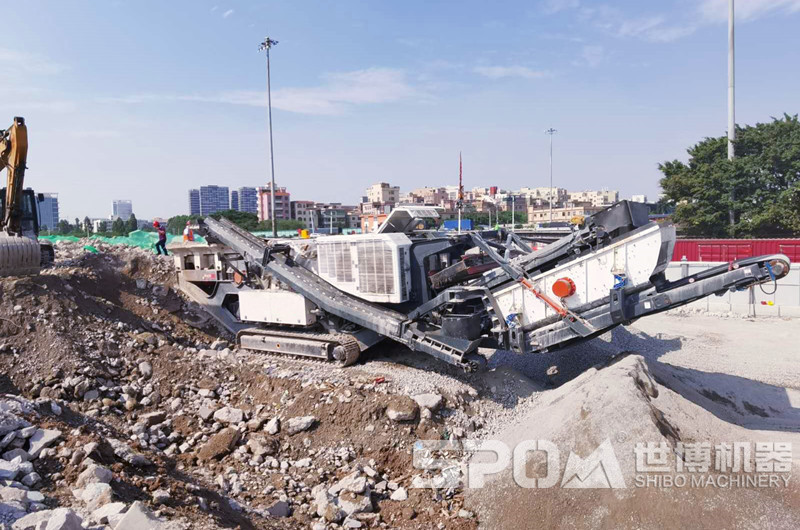 履帶式車載移動(dòng)碎石機(jī)破碎建筑垃圾現(xiàn)場(chǎng)